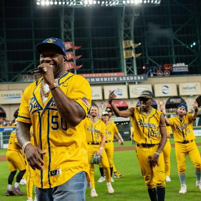 H O U S T O N 
Last Chapter of regular season 

@50cent 
#dancer #dancerlife #00 #savannahbananas #bananaball #bananaland #yellow #50cent #houston #houstontexas #tx