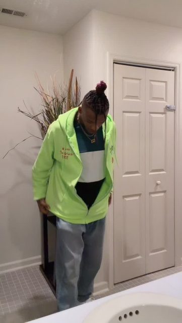 Loving my Grinch Hoodie
#dancer #grinchmas #slowdown #bobbyv #dancersofinstagram