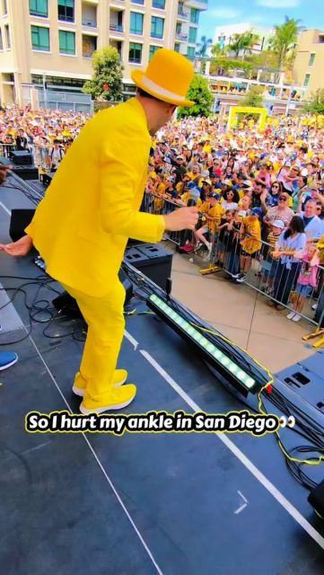 Dancer Problems! But I swear I’m ok! No sprains or broken bones!🙏🏾
#00 #savannahbananas #bananaball #dancerproblems #petcopark