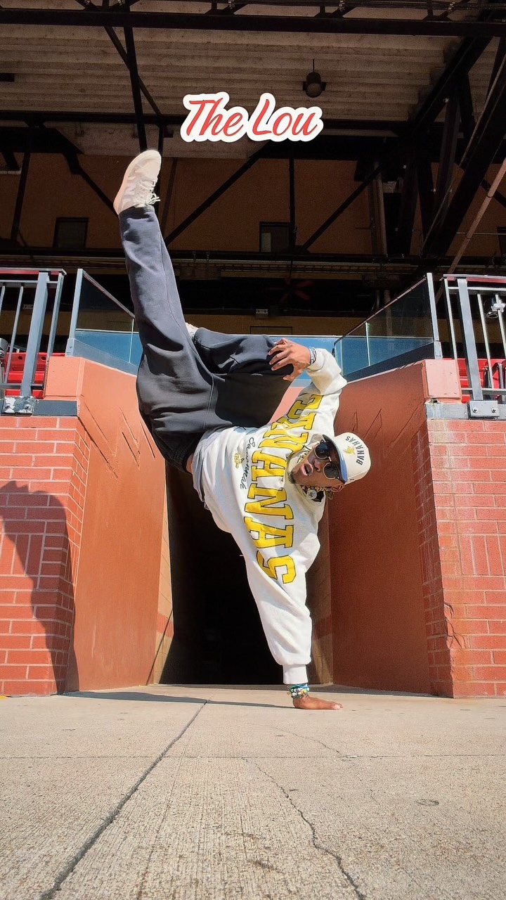 WASSUP LOU!! 
#savannahbananas #stlouismo #stlouiscardinals #dancerlifestyle #dancerofinstagram