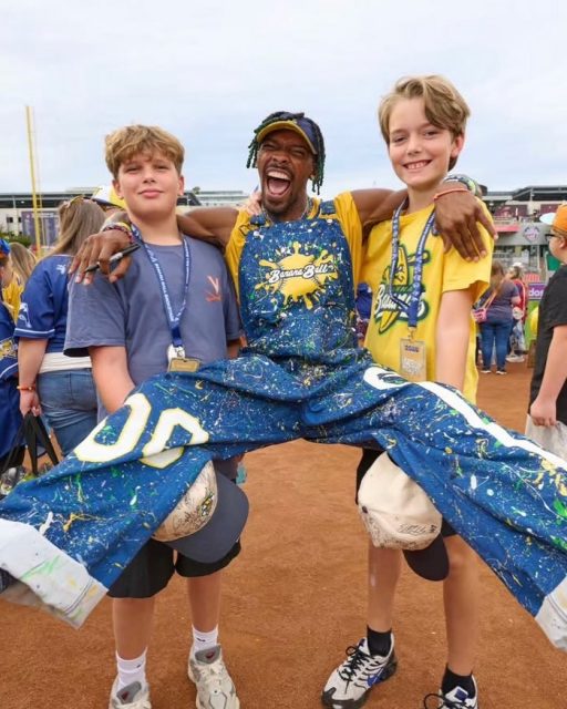 Don’t drop your crown. Keep your head up high
#savannahbananas #bananaball #dreamscometrue❤️ #keeponkeepingon #believe2success